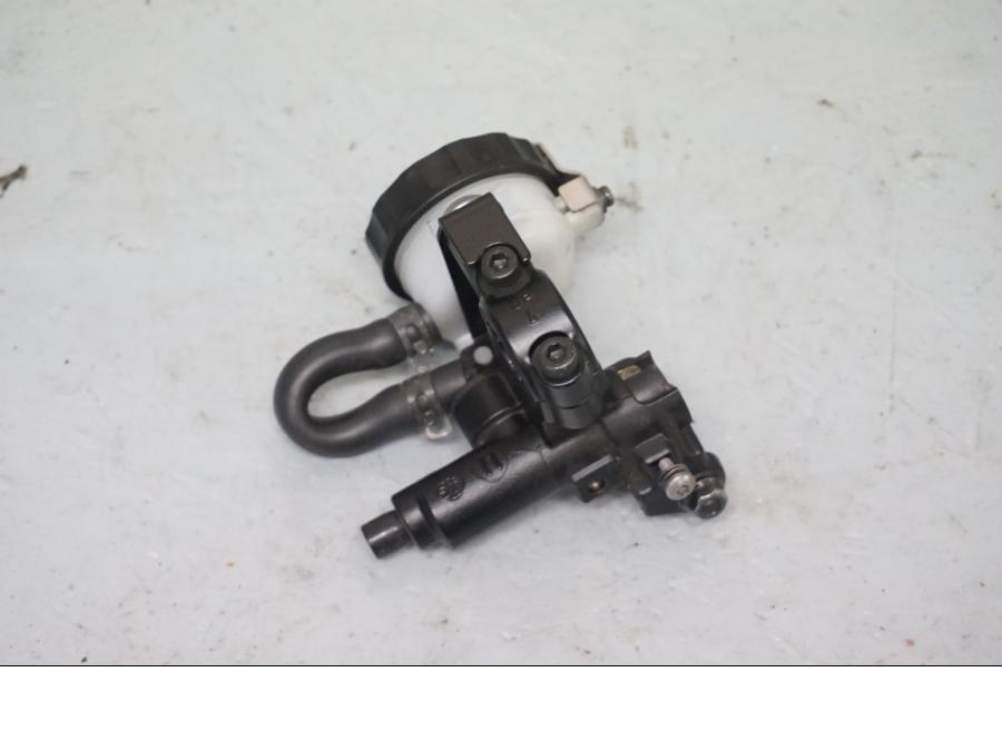 Baksidan på Bromshuvudcylinder från en Triumph Street Twin -2016 motorcykel.