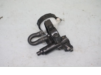 Baksidan på Bromshuvudcylinder från en Triumph Street Twin -2016 motorcykel.