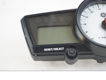 Baksidan på Instrumentpanel från en Yamaha YZF-R 125 -2012 motorcykel.