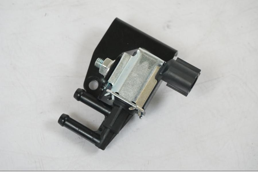 Framsidan på Fuel Evap System från en Kawasaki Z 900 -2021 motorcykel.