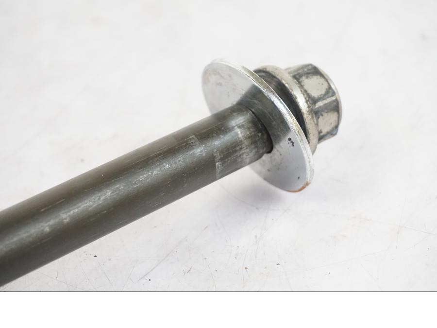 Baksidan på Axel från en Yamaha XVS 1100 -2004 motorcykel.