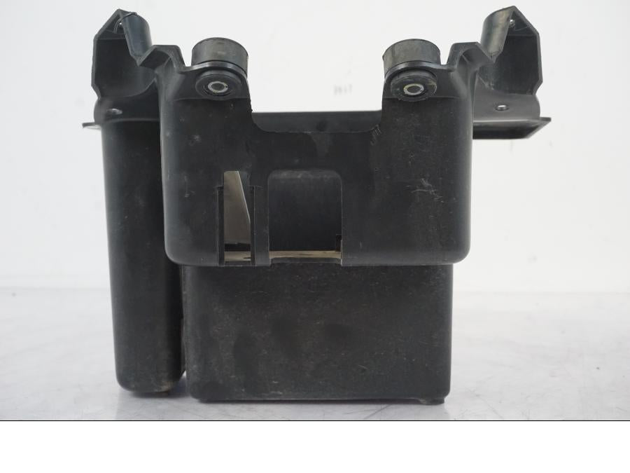 Höger sida på Batterihållare från en Suzuki VZR 1800 -2009 motorcykel.