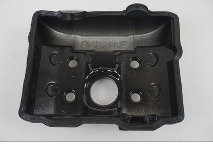 Snett nerifrån på Ventilkåpa från en KTM 1290 Super Duke R -2021 motorcykel.