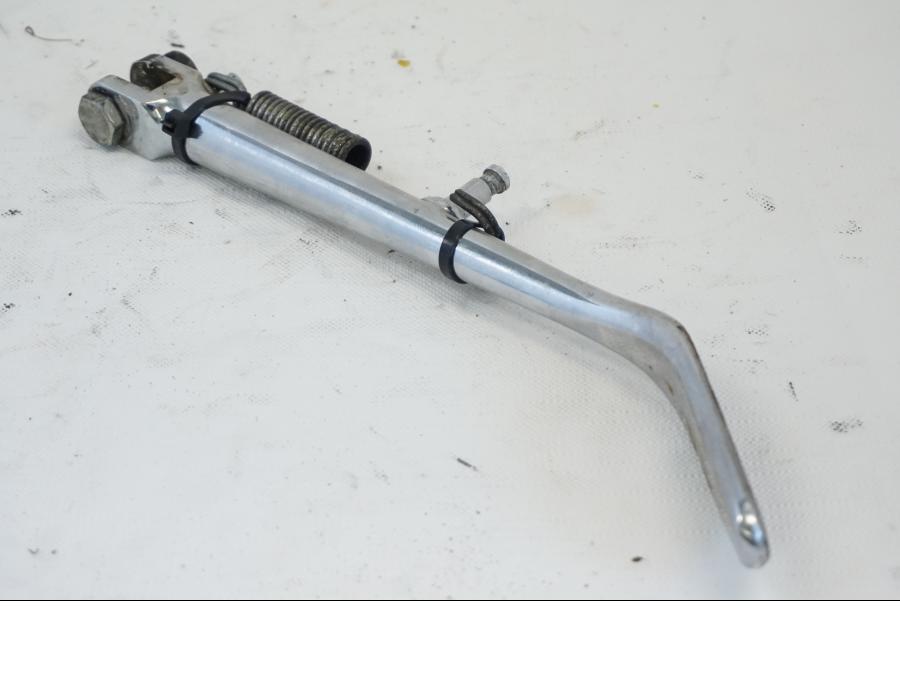 Snett uppifrån på Sidostöd från en Kawasaki VN 1500 Mean Streak -2002 motorcykel.