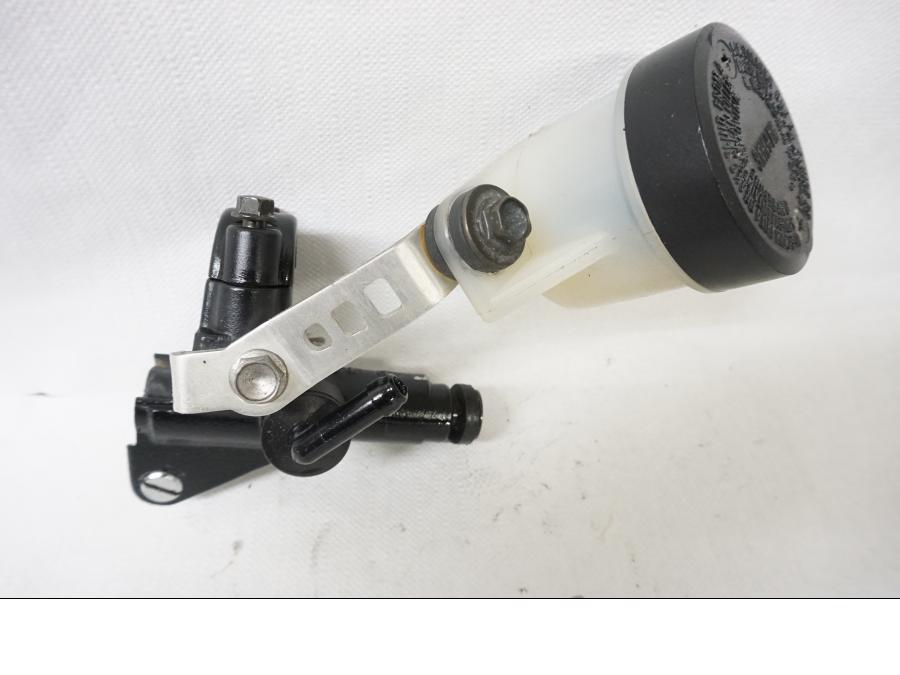 Höger sida på Bromshuvudcylinder från en Honda CBR 900 RR -1997 motorcykel.