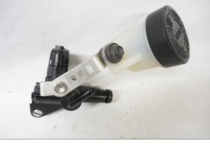 Höger sida på Bromshuvudcylinder från en Honda CBR 900 RR -1997 motorcykel.