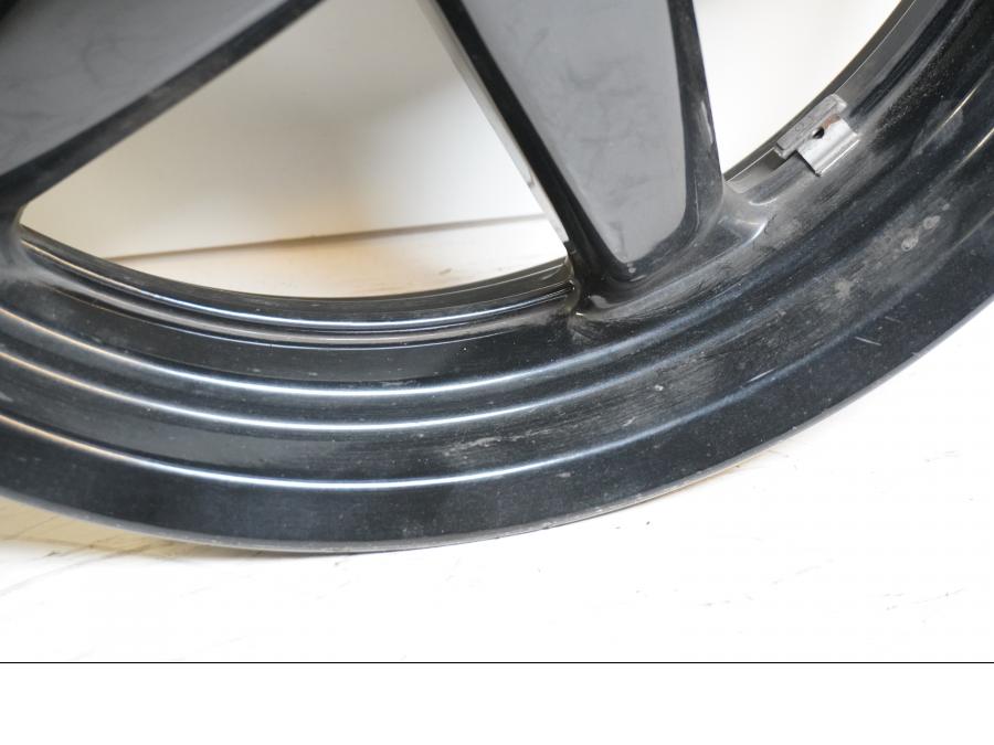 Höger sida på Fälg från en Yamaha X-Max 250 -2012 scooter.