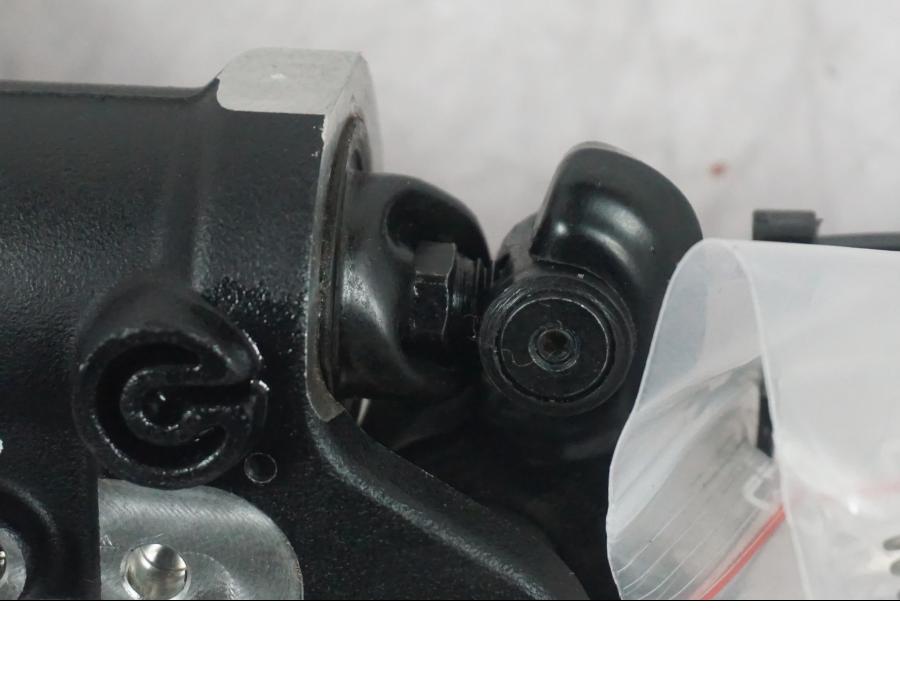 Snett nerifrån på Bromshuvudcylinder från en KTM 1290 Super Duke R -2022 motorcykel.