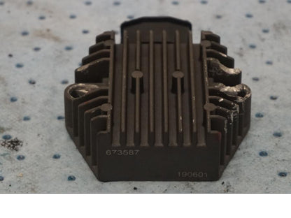 Framsidan på Likriktare från en Honda VTR 1000 F -1997 motorcykel.