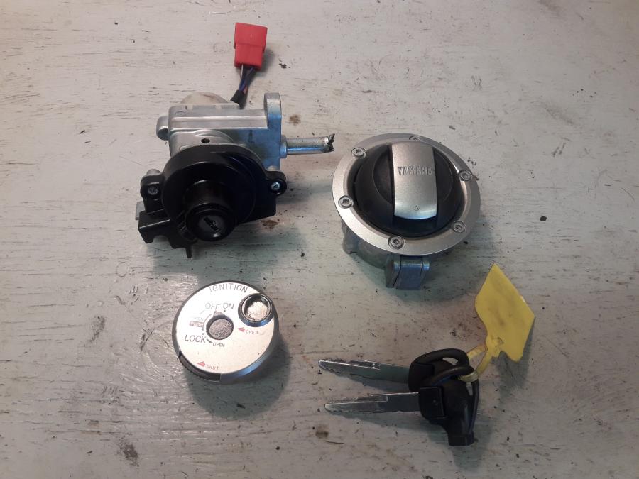 Framsidan på Låssats från en Yamaha Cygnus -2007 motorcykel.