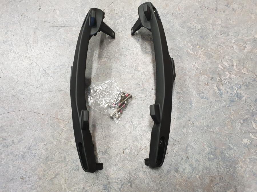 Framsidan på Sidoväskhållare från en BMW R 1200 R -2006 motorcykel.