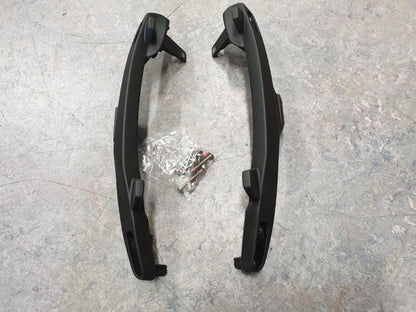 Framsidan på Sidoväskhållare från en BMW R 1200 R -2006 motorcykel.