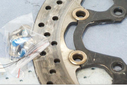 Höger sida på Bromsskiva från en Suzuki GSX 1300 BK -2008 motorcykel.