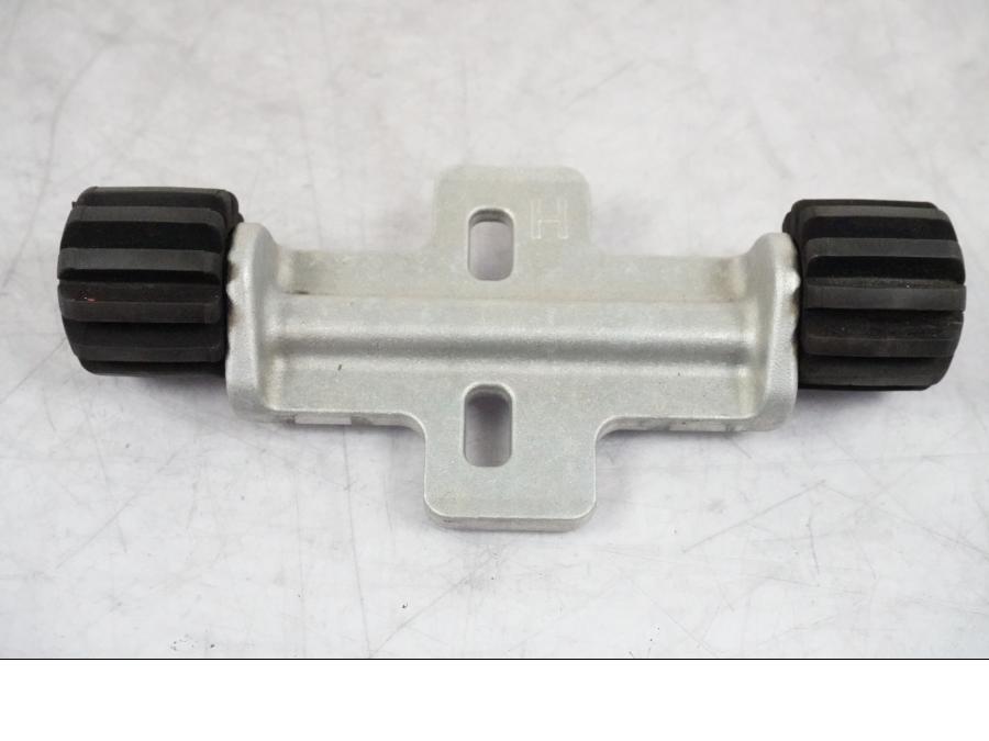 Framsidan på Sadelfäste från en BMW R 1250 GSA -2021 motorcykel.