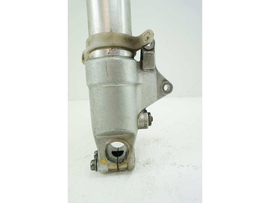 Snett nerifrån på Gaffelben från en Honda CBR 900 RR -1997 motorcykel.