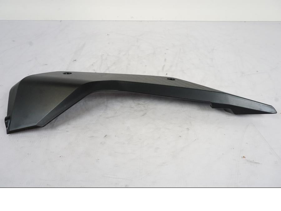 Baksidan på Sidopanel från en KTM 1290 Super Duke -2019 motorcykel.