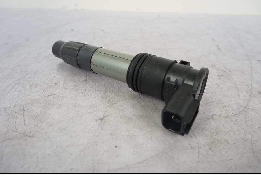 Framsidan på Tändspole från en KTM 1290 Super Duke R -2023 motorcykel.