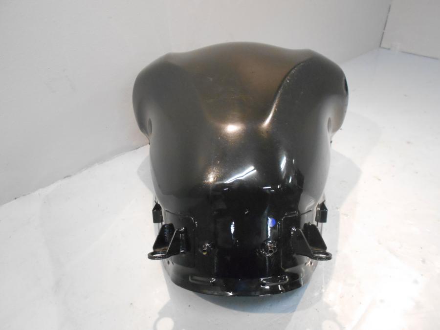 Vänster sida på Bensintank från en Kawasaki Z 900 -2017 motorcykel.