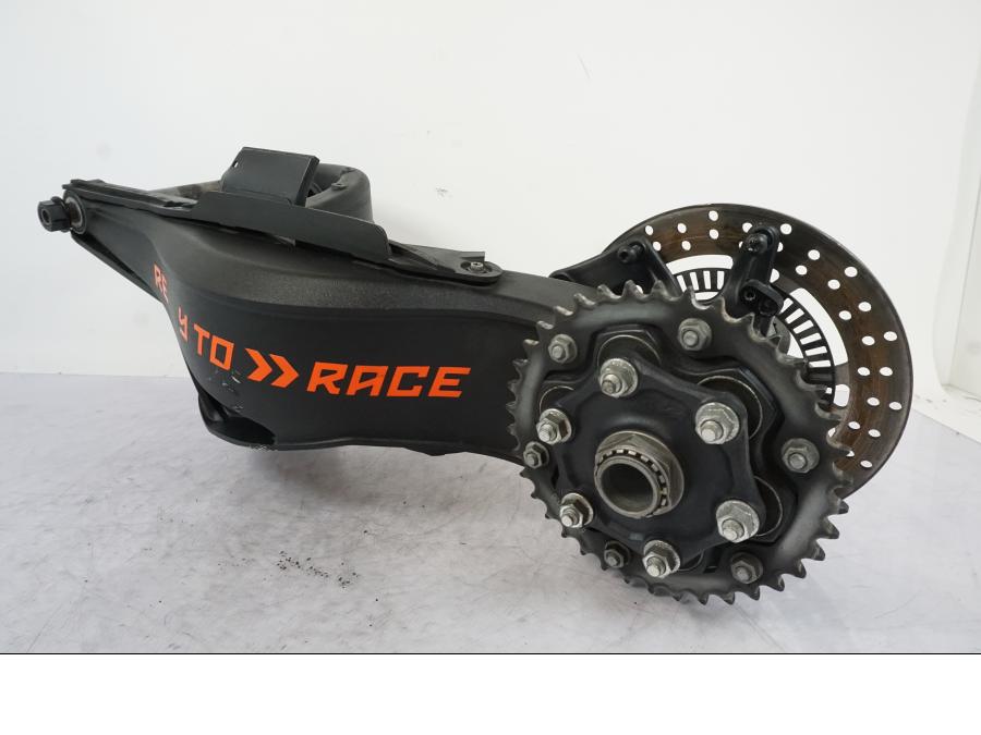 Framsidan på Sving från en KTM 1290 Super Duke R -2021 motorcykel.