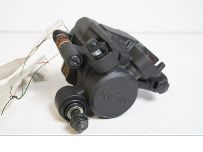 Framsidan på <p>Bromsok bak från Yamaha YZF 1000 R1 2008.</p>

<p>Ett kolvs ok. Nissin.</p> motorcykel.