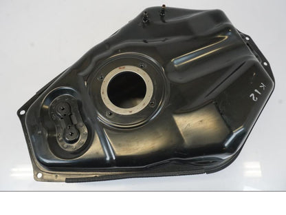 Snett nerifrån på Bensintank från en Yamaha MT-07 -2016 motorcykel.