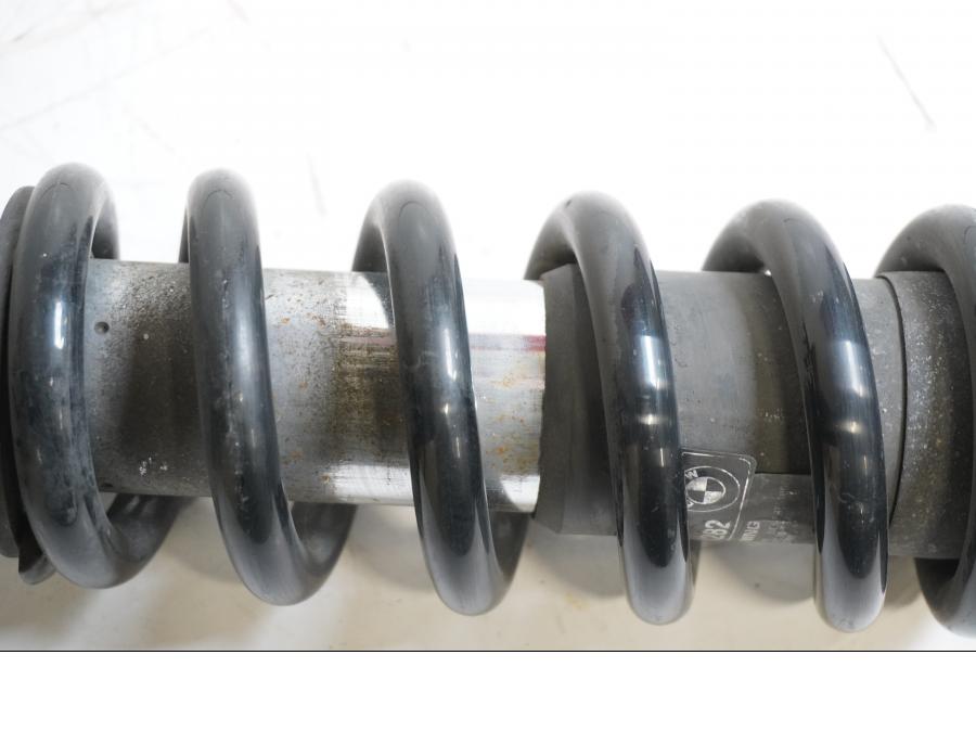 Snett uppifrån på Stötdämpare från en BMW F 650 CS -2002 motorcykel.