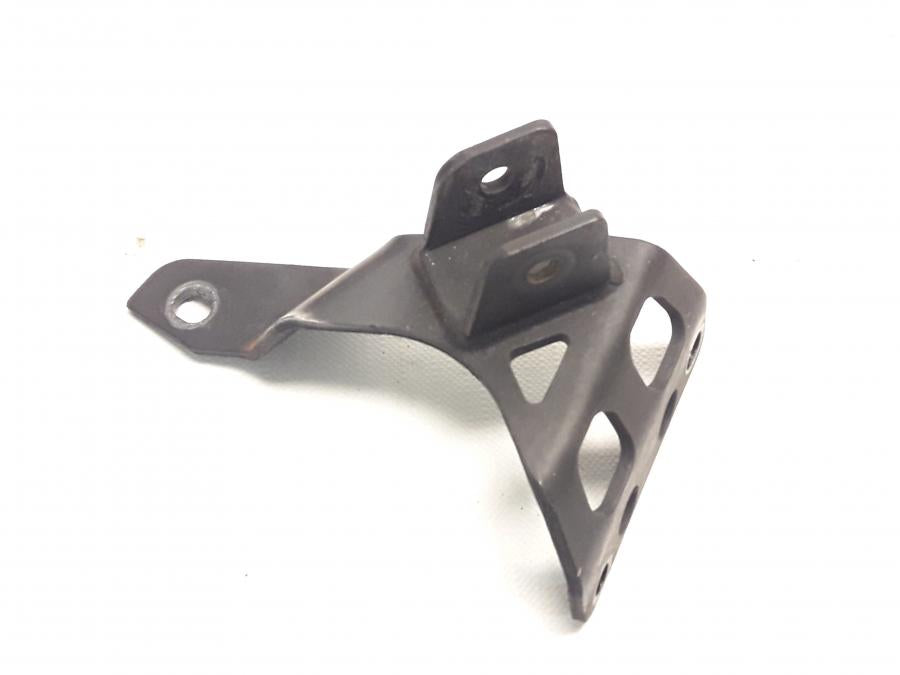 Framsidan på Fotpinnefäste från en BMW F 650 GS -2002 motorcykel.