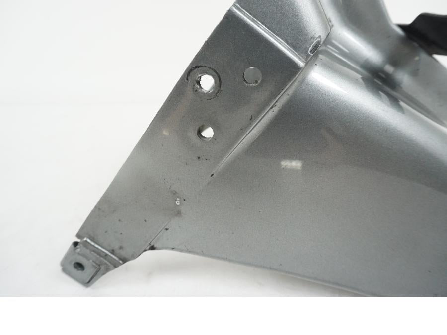 Vänster sida på Skylthållare från en Kawasaki ZZR 1100 -1994 motorcykel.