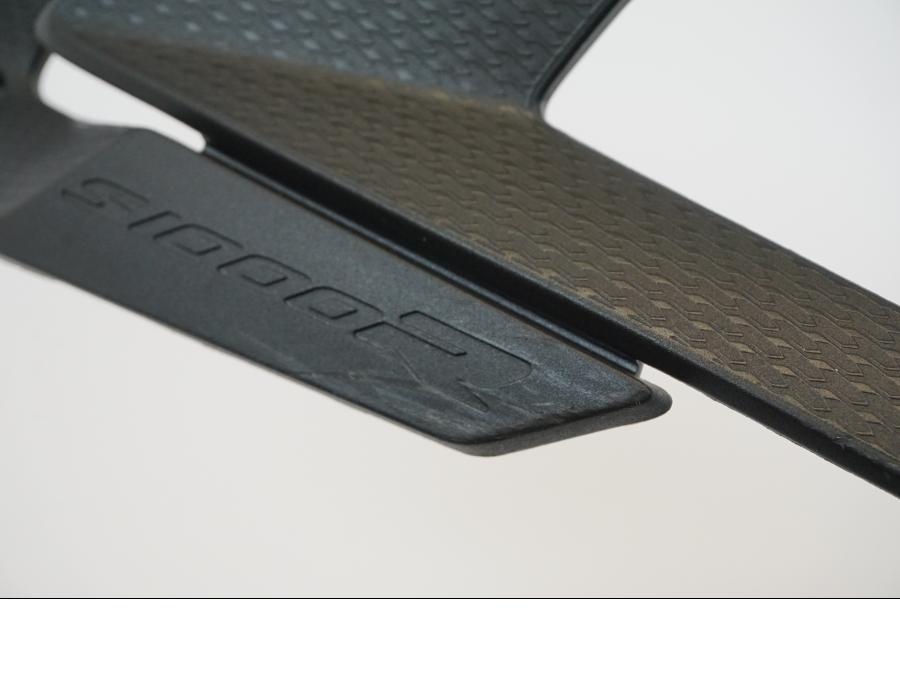 Snett nerifrån på Sidkåpa från en BMW S 1000 R -2019 motorcykel.