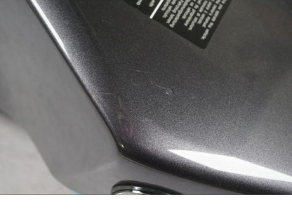 Snett uppifrån på Bensintank från en Yamaha MT-09 -2024 motorcykel.