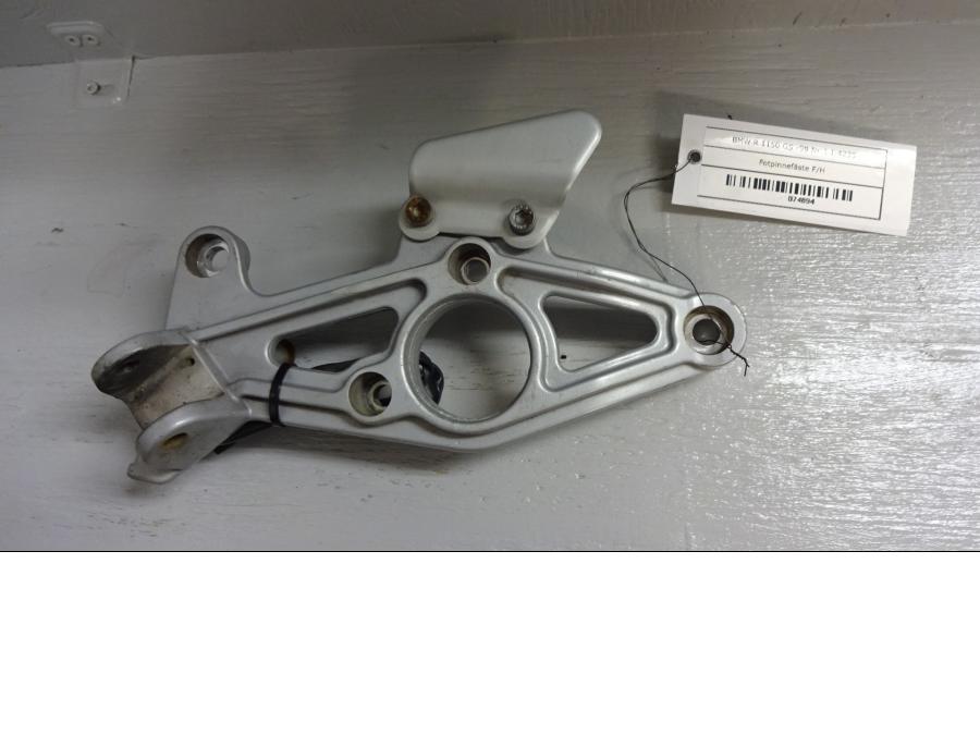 Framsidan på Fotpinnefäste från en BMW R 1150 GS -1999 motorcykel.