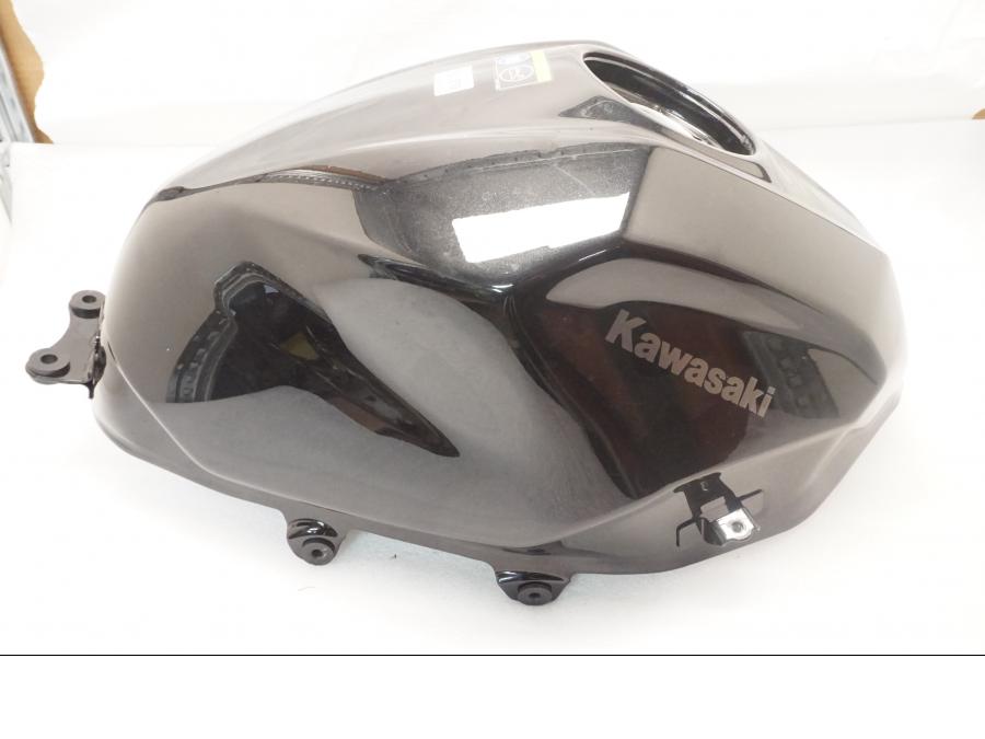 Framsidan på Bensintank från en Kawasaki Z 400 -2020 motorcykel.