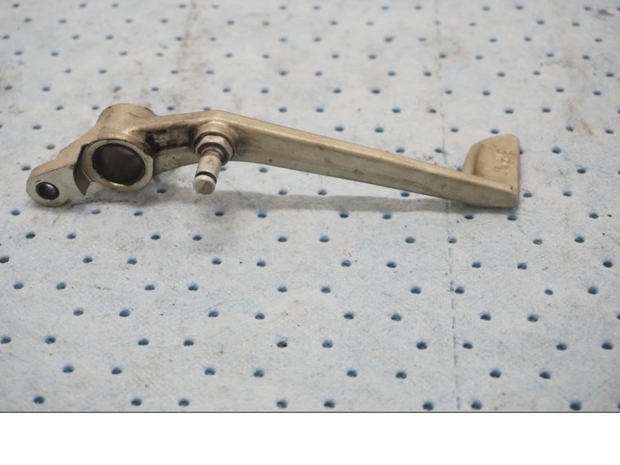 Baksidan på Bromspedal från en Yamaha YZF 1000 R1 -2003 motorcykel.