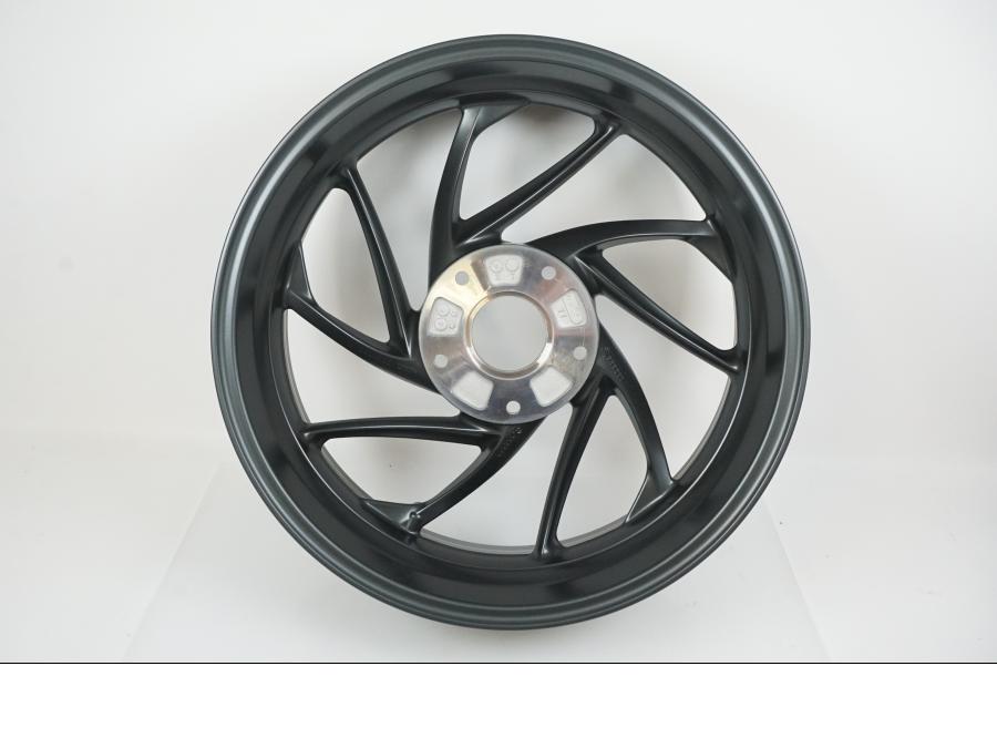 Baksidan på Fälg från en BMW K 1300 R -2014 motorcykel.