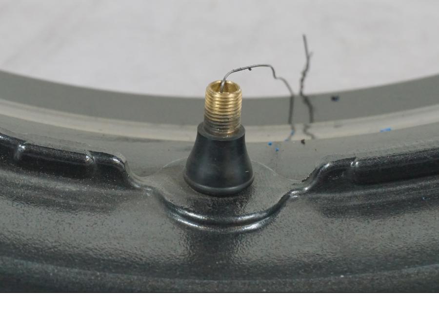 Extrabild2 på Fälg från en Suzuki GSX 1300 RX -1999 motorcykel.