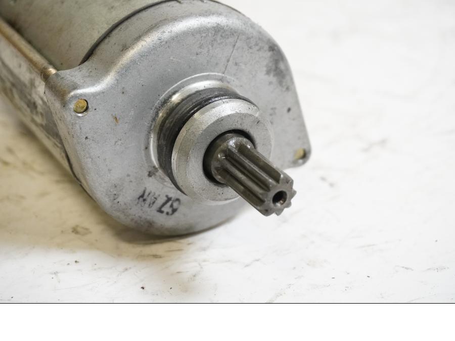 Baksidan på Startmotor från en Honda CBR 900 RR -1997 motorcykel.