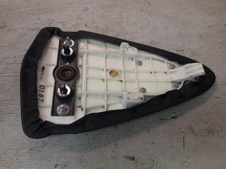 Höger sida på Sadel från en Kawasaki ZX-6R -2008 motorcykel.