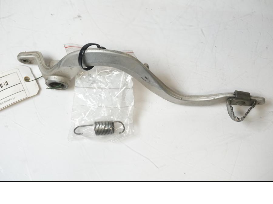 Baksidan på <p>Bromspedal från Husqvarna TE 310 2009.</p>

<p>Skavmärke finns se bild.</p> motorcykel.