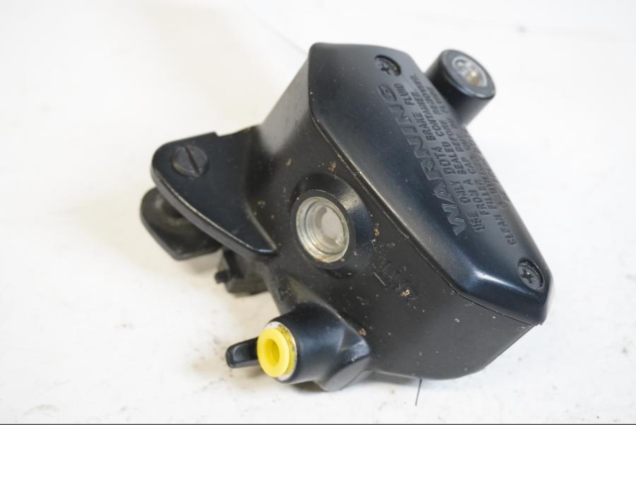 Framsidan på Bromshuvudcylinder från en Kawasaki Z 800 -2014 motorcykel.