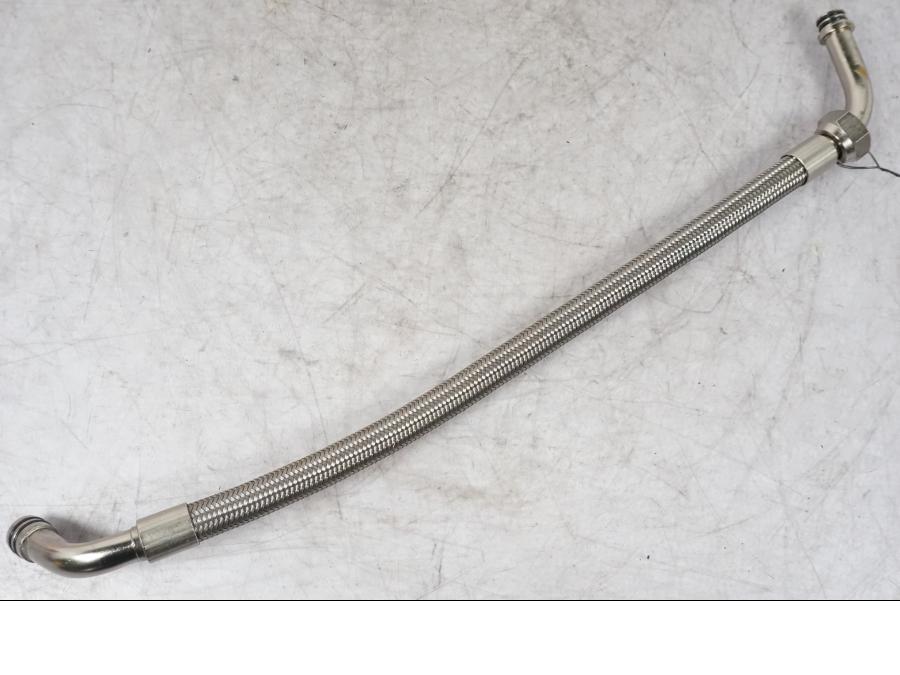 Snett nerifrån på Oljekylrör från en Ducati Multistrada V4 -2024 motorcykel.