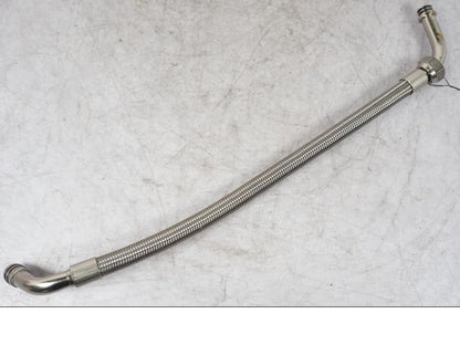 Snett nerifrån på Oljekylrör från en Ducati Multistrada V4 -2024 motorcykel.