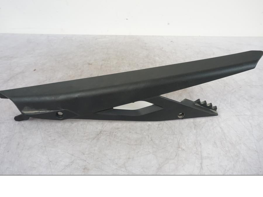 Framsidan på Kedjeskydd från en KTM 1290 Super Adventure S -2022 motorcykel.