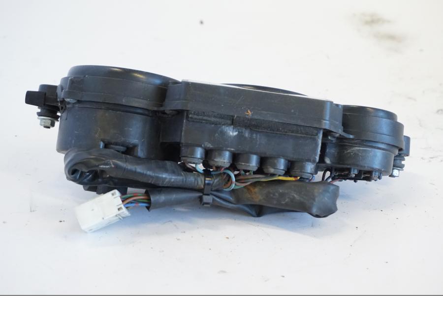 Snett nerifrån på Instrumentpanel från en Yamaha YZF 1000 R -1997 motorcykel.