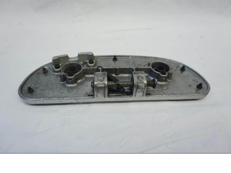 Baksidan på Fotplatta från en Kawasaki VN 900 -2006 motorcykel.