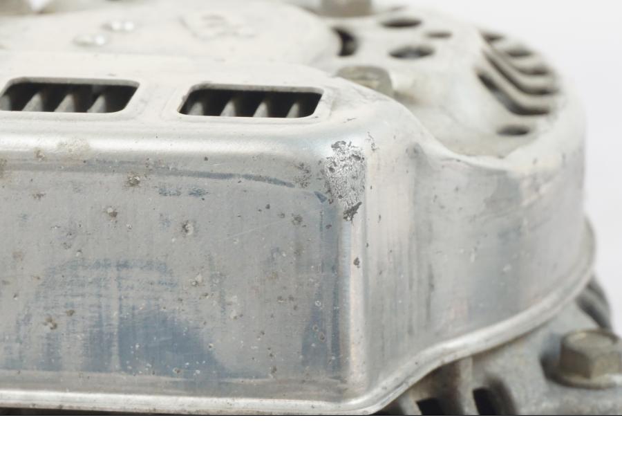 Snett nerifrån på Generator från en BMW R 1200 GS -2005 motorcykel.