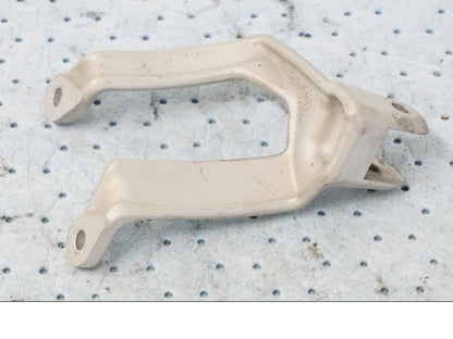 Vänster sida på Fotpinnefäste från en KTM 690 Duke -2008 motorcykel.