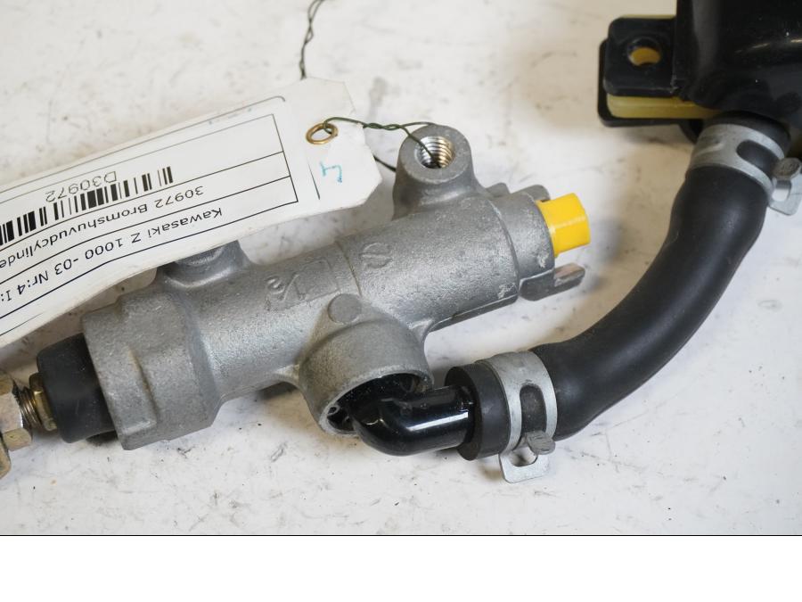 Baksidan på Bromshuvudcylinder från en Kawasaki Z 1000 -2003 motorcykel.