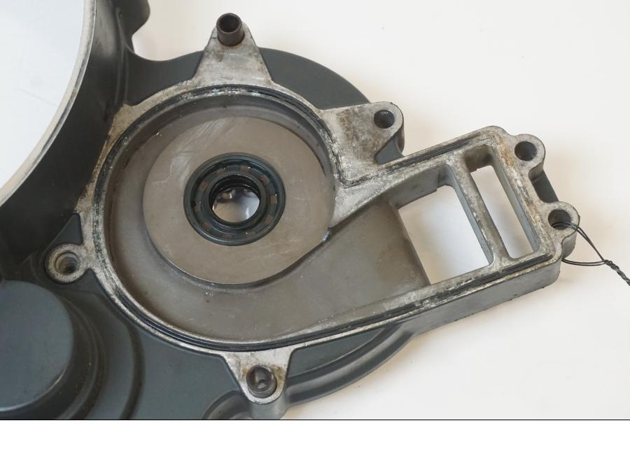 Baksidan på Kopplingskåpa från en KTM 1190 Adventure -2015 motorcykel.