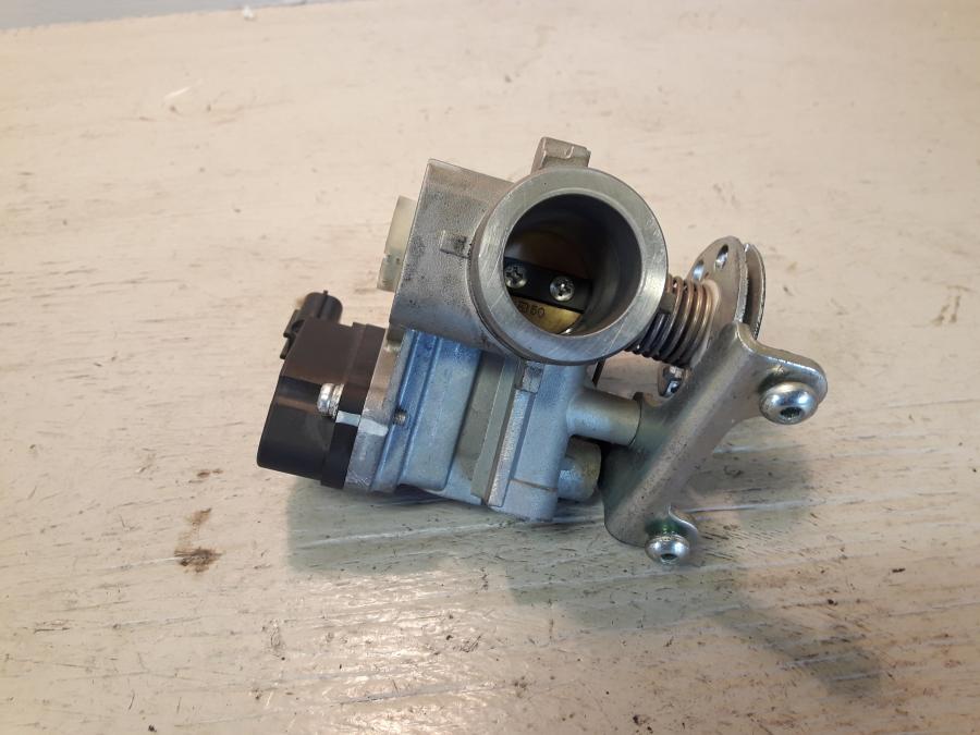 Framsidan på Spjällhus från en Yamaha Cygnus -2007 motorcykel.