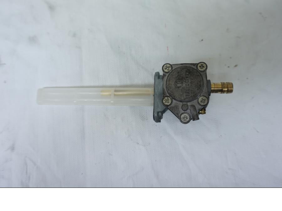 Höger sida på Bensinkran från en Kawasaki VN 800 -1996 motorcykel.